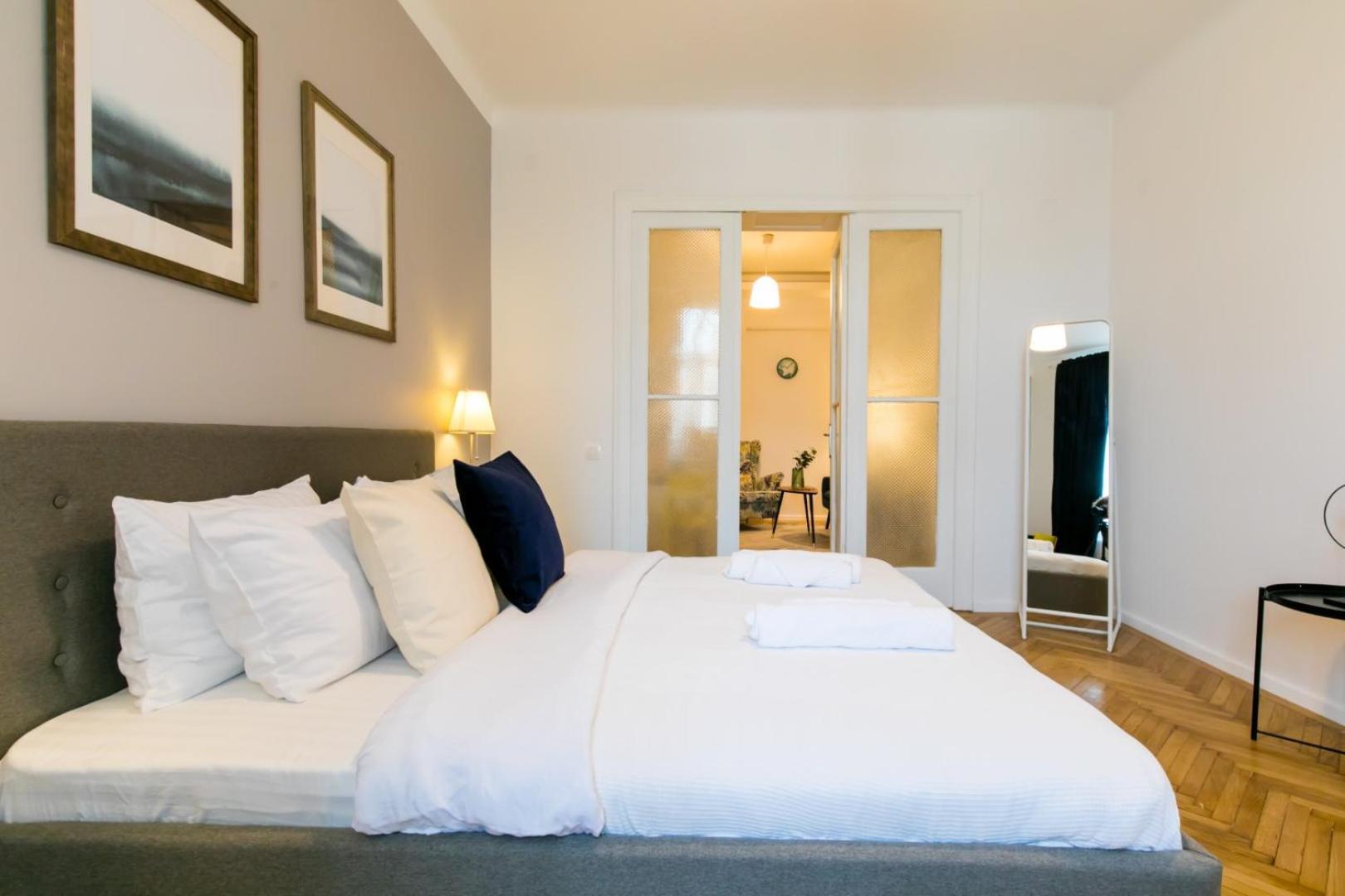 Heart Of The City - Cozy Apartments In Prime Location Bukarest Værelse billede